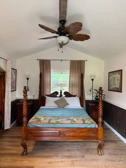 The Red Cottage And Hawaiian Pond Garden Paradise! Keaau